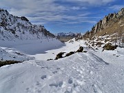 32 Vista sull'invaso del Lago di Fregabolgia  (1952 m) vuoto e innevato 